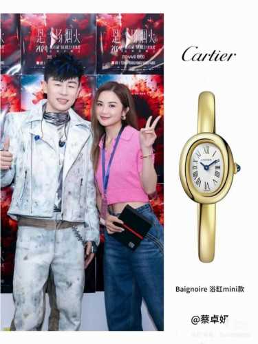 Cartier bathtub series, it is both a bracelet and a watch! The gold bathtub is