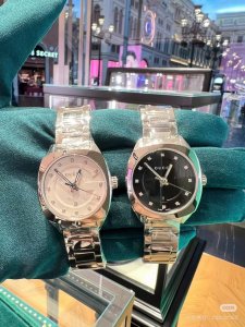 Gucci Classic Square Round Ladies Watch, Black And White, Versatile And Durable.