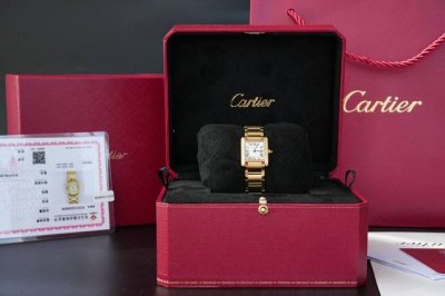 The latest second-generation Tank Francaise women's watch with genuine diamonds!