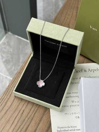Van Cleef & Arpels Four-Leaf Clover Pink Mother-Of-Pearl Necklace V Gold Materia - Click Image to Close
