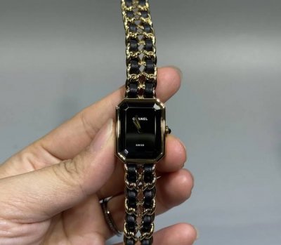 Charming old timesChanel vintage style sugar cube watchHigh-quality texture and