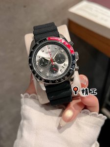 Seiko DDD, featuring synthetic glass and an original six-hand scanning quartz m