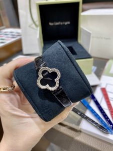 Supports direct shipping from Hong Kong and the US. Van Cleef & Arpels Alhambra