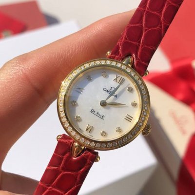 The gorgeously decorated dial is made of white mother-of-pearl, presenting a se