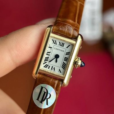 Small and light, it imbues every moment with elegance and confident charm. The T