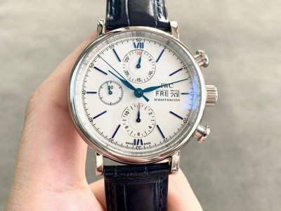passionately interprets the Portofino Chronograph . The watch size is 42mmx13.5m
