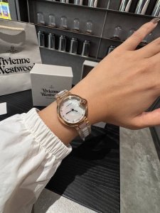 White diamond and gold diamond 620 new fashionable quartz women's watch. Cartie