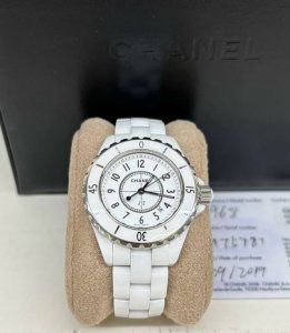Chanel J12 Series H0968! Made of classic white ceramic, its texture is unparalle