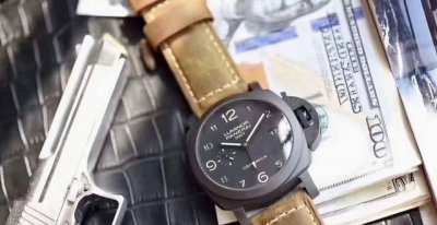 Panerai pam441, this model is OK whether it is paired with formal wear or sport