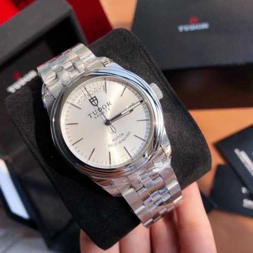This Tudor men's fully automatic watch features a 39mm dial and is equipped with