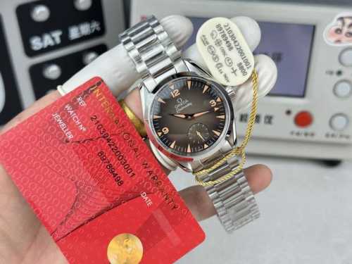 Three-hand watch, leather strap-steel bracelet Two-and-a-half-hand watch, leath