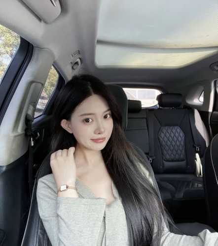 Danielwellington Sugar Cube Watch It's totally my style! The all-gold body with