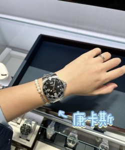 The Concas diving model has a simple and classic design, with a clean and neat