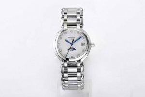 Longines Heart Moon Quartz Series, with an elegant and chic appearance, uses the