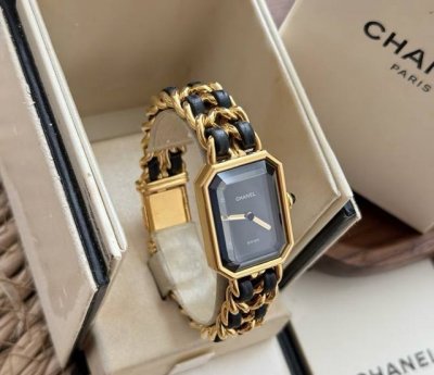 Chanel Black and Gold Sugar Cube Watch, vintage model, complete set. Condition: