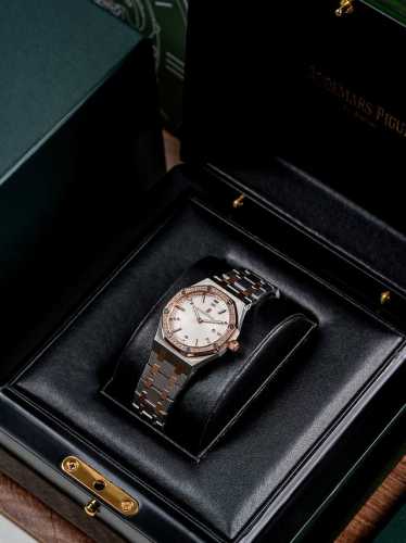 Gold and silver are the same price Audemars Piguet Royal Oak series 67651Or lad