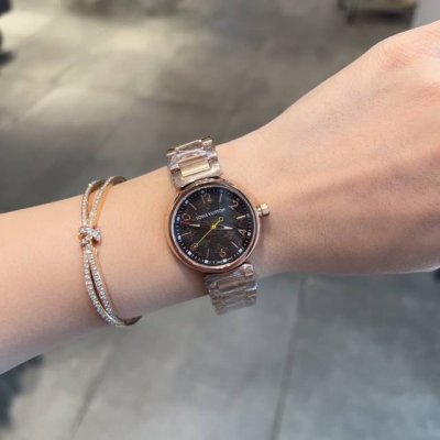 This Louis Vuitton presbyopic watch is really good. The older I get, the more I