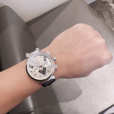 A great Louis Vuitton watch with the signature Tambour round case, adding a tou