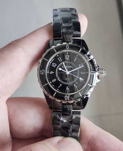 The Chanel J12 ceramic women's wristwatch is indeed very fashionable. The black
