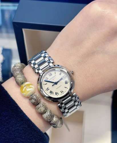 I believe that sisters who like Longines must know Longines' Crescent Moon watc