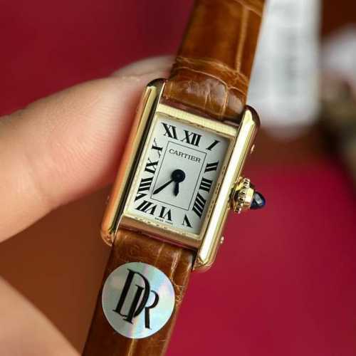 Small and light, it imbues every moment with elegance and confident charm. The T