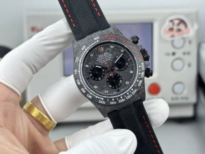 Tw+ Daytona series carbon fiber luminous case custom edition. This watch is not