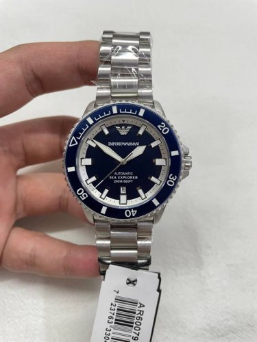 Deep-sea elegance, always at ease. The Armani mechanical diver's watch, Ar60079,
