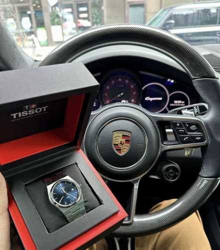 Super Player's blue dial is truly classic, paired with the iconic square chocol