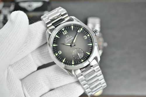 Three-hand watch, leather strap-steel bracelet Two-and-a-half-hand watch, leath