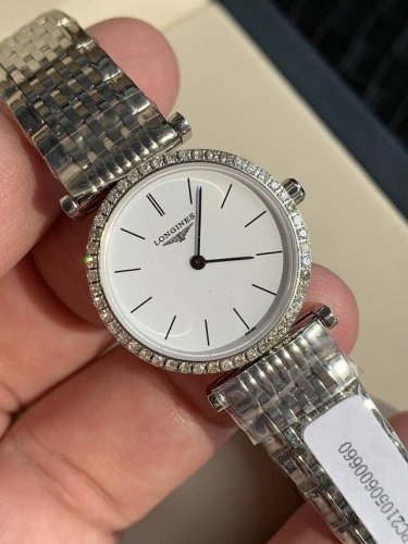 The Longines Grand La Grande collection comes with full counter packaging. This