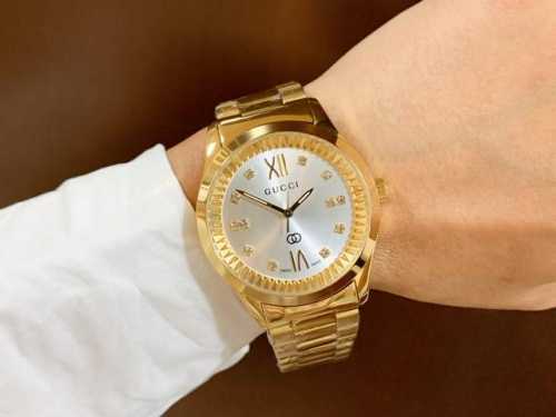 This latest Gucci timepiece in white rose gold features a stunning pearl-painted