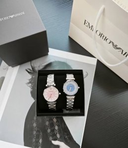 Armani quartz women's watch, with a starry inner bezel, a classic design given a