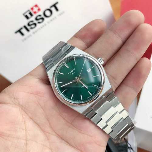latest model, the latest model. The dial uses a fresh and bright light blue, wh