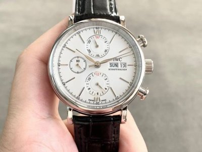 Passionately presents the Portofino Chronograph DDD. The watch measures 42mm x