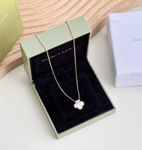 Van Cleef & Arpels Vintage Alhambra Series Four-Leaf Clover White Mother-Of-Pear