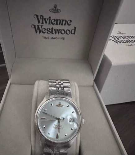The girl who wore the Queen Mother's watch is here, the Queen Mother with Saturn