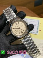 Rose gold, oh my goodness! This 2025 Gucci watch features a stunning beaded dial