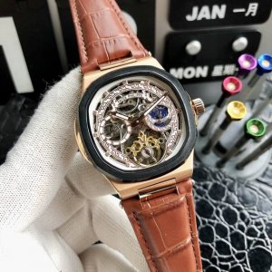 Price: Brand: Patek Philippe - Nautilus, a prestigious high-end men's watch! Lux