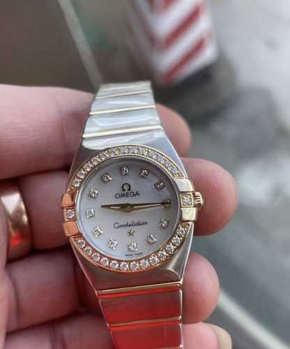 Omega Constellation series women's watch, 24mm, with a natural mother-of-pearl d