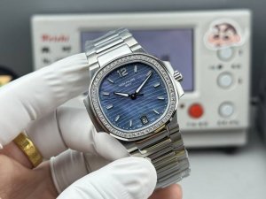 Gr, Patek Philippe, Diamonds +50 Ladies' Nautilus 7018 1A-010 Custom Gradient Bl