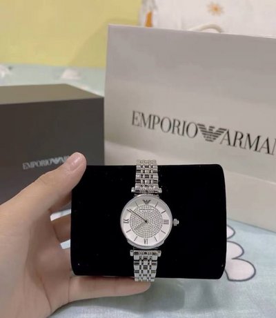 This Armani Gypsophila watch welds the "atmosphere" to the wrist. The silver ste