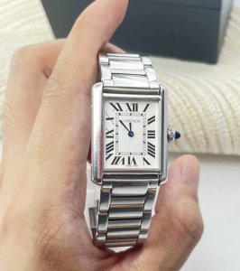 New Tank Must steel strap, paired with the Cartier Tank summer essential steel s