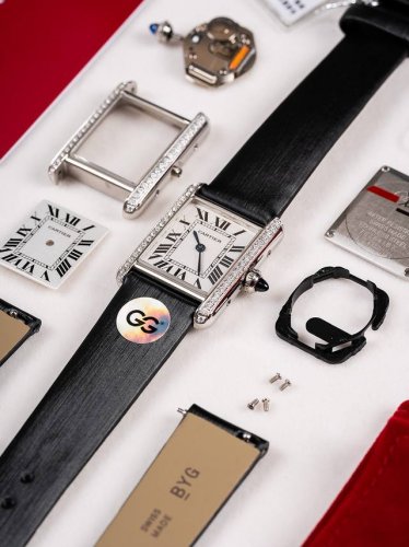 Gg, produced by Lanborui, comes with a velvet bag. This is the new Cartier Tankm