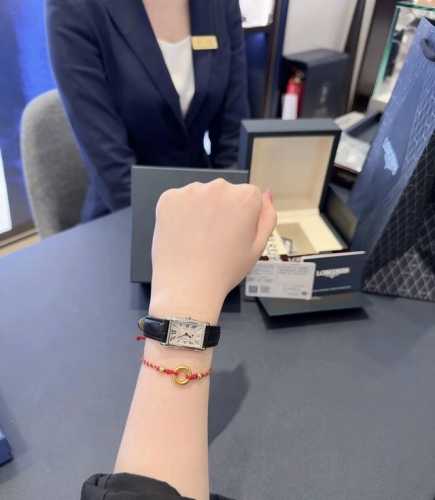 What I love most about this Longines DolceVita is its rectangular case! The 23*3