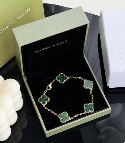 Van Cleef & Arpels Vca "Malachite" Four-Leaf Clover Five-Flower Bracelet. Highes