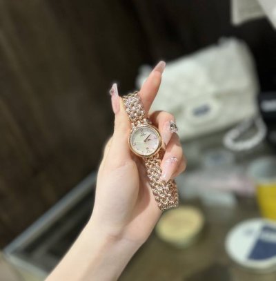 White Gold + 20 Diamonds + 30 Omega Goddess Teardrop Series Watch. Its exquisite