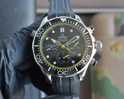 Omega Seamaster 300 1: The dial surface is glossy and translucent 2: The fine li