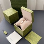 gg This is a vintage Gucci Vintage 1500L bracelet watch with a white case and ro