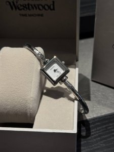 390g white gold, 20 diamonds Gucci mother-of-pearl square dial bracelet watch, 390g white gold, 20 diamonds Gucci mother-of-pearl square dial bracelet watch,