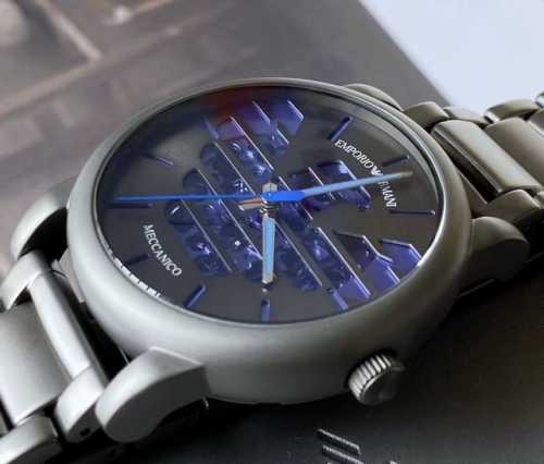 I was instantly mesmerized by the skeletonized eagle gears the moment I put it o